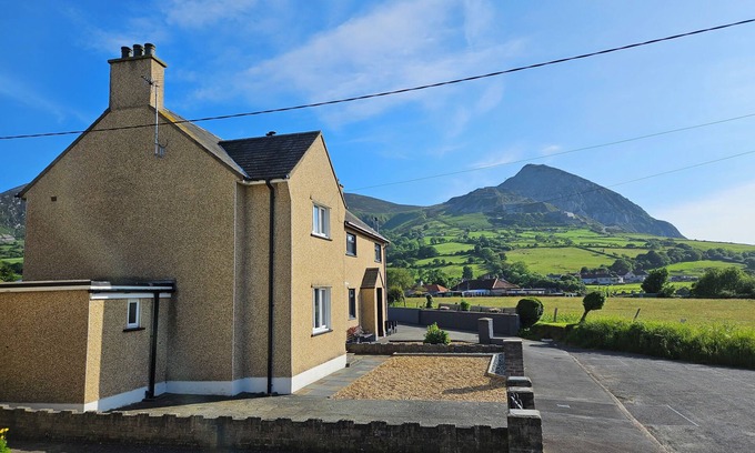 Trefor Casa | MOR A MYNYDD, pet friendly, character holiday cottage in Trefor
