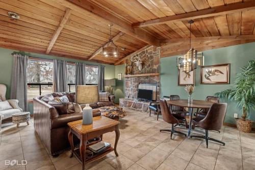 Uncertain Casa | Moss Stone Lodge Wkayaks & Canoes