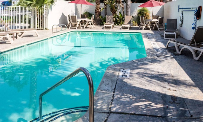 Bakersfield Hotel | Motel 6 Bakersfield, CA - East