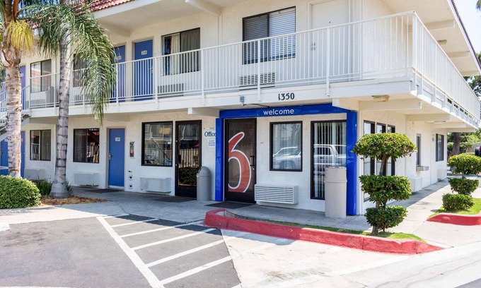 West Park Community Hotel | Motel 6 Bakersfield, CA - Convention Center