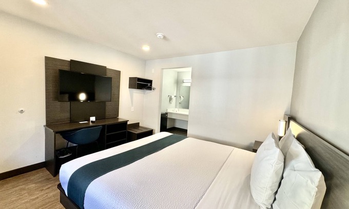 North Long Beach Hotel | Motel 6 Bellflower, CA - Los Angeles