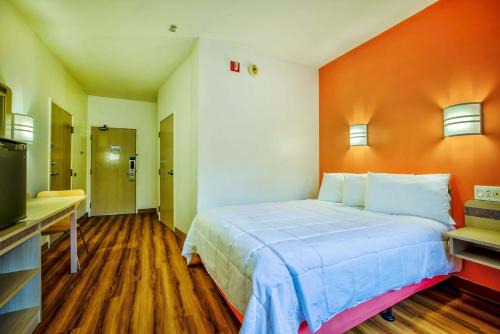 Burlington Hotel | Motel 6-Burlington, ON - Toronto West - Oakville
