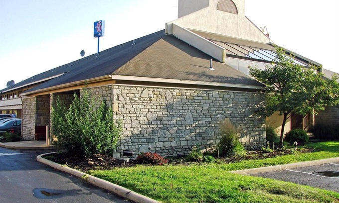 Dayton Hotel | Motel 6 Dayton, OH - Englewood