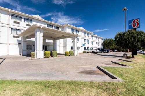 Central Oklahoma City Hotel | Motel 6-Oklahoma City, OK
