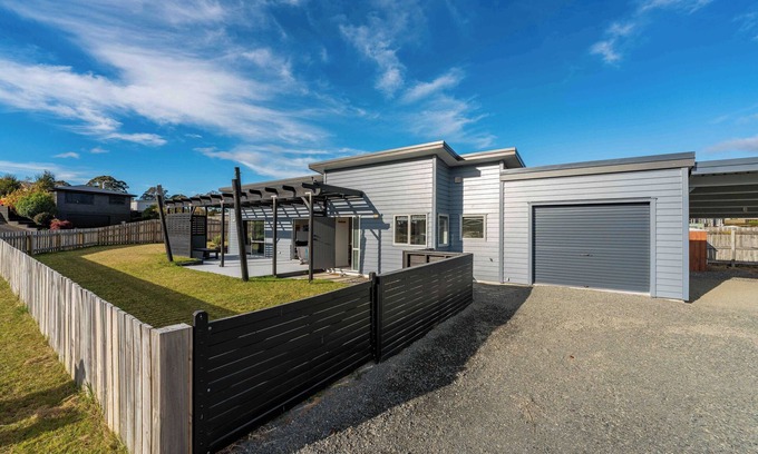 Motuoapa Casa | Motuoapa Getaway - Lake Taupo Holiday Home