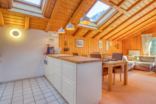 Champery Apartamento | Moulins 8 Skylights And Chimney