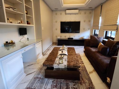 Greater Johannesburg Metropolitan Area Cabina | Mount Grand Boutique - 110 Mount Street