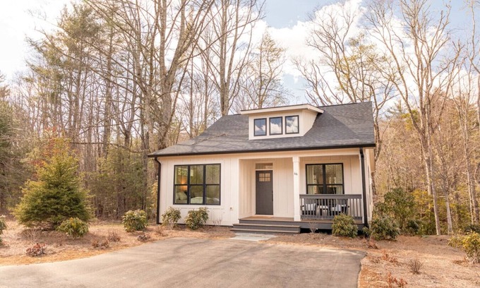 Cashiers Cabina | Mountain Breeze Cottage (Short walk to Waterfall!)