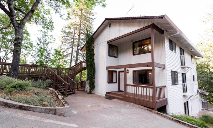 O'Brien Cabina | Mountain Cabin w/ Gorgeous Forest Lounge & Hot Tub