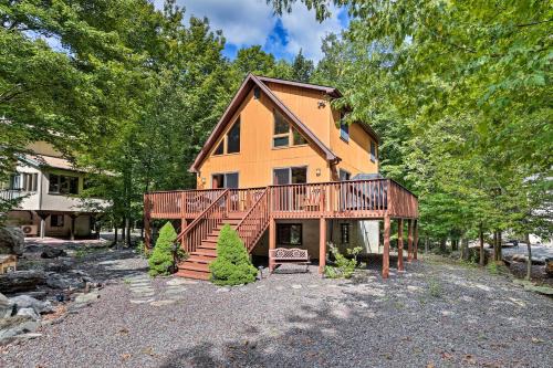 Lake Ariel Casa | Mountain Cabin with Deck Near Year-Round Recreation!