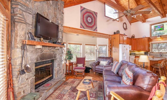 Foscoe Cabina | Cabina 4BR, vistas del abuelo Mtn, bañera de hidromasaje, mesa de billar, cuero, granito, en el centro de las atracciones