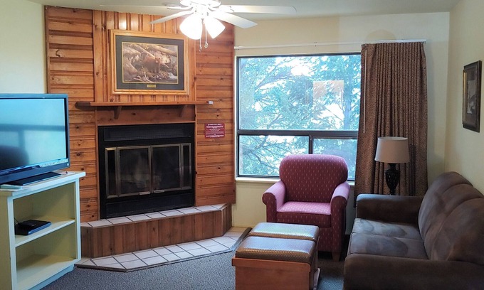 Ruidoso Condominio | COZY, CLEAN CONDO, 206, GREAT VIEWS OF THE VILLAGE AND SIERRA BLANCA.
