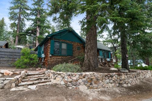 Boulder Bay Casa | Mountain Cottage - Hot Tub! Walk to Lake and National Forest Hiking Trails