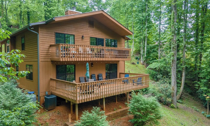 Sylva Casa | Mountain Creek Escape - 2 Living Rooms, Decks, Fire Pit!