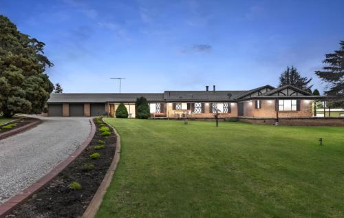 Kanimbla Casa | Mountain Culture Farm Stay - pet friendly