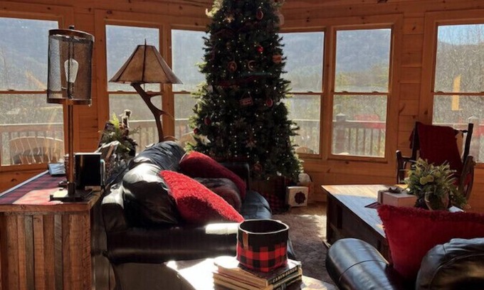 Blue Ridge Cabina | Mountain Dream Hideaway | Stylish Cabin w/ Mountain Views, Hot Tub & Game Room