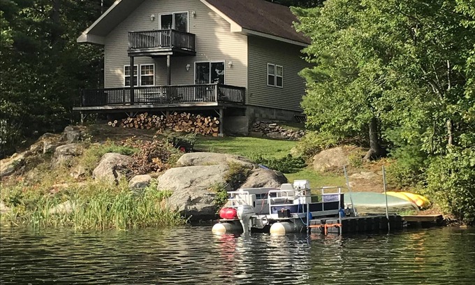 Town of Hermon Casa | Trucha Lake Waterfront Cottage en el área del parque Adirondack