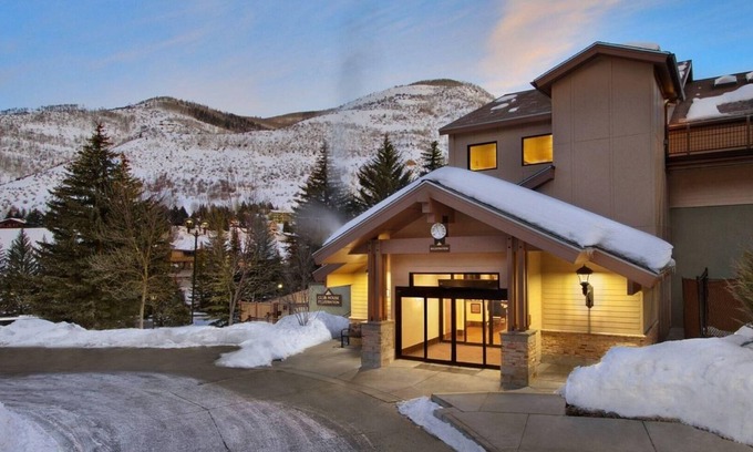 Vail Complejo | Mountain Getaway: Studio with Kitchen & Fireplace at Vail
