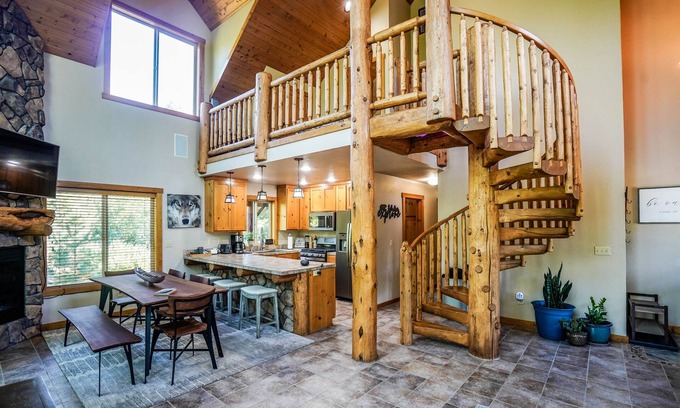 Klamath Falls Cabina | Mountain Home Cabin Retreat near Lake of the Woods and Crater Lake