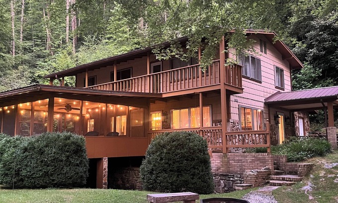 Almond Casa | Mountain Lake House - Hot tub, fire pit, fish and swim!