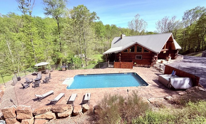 Mattawana Cabina | Mountain lodge in central PA, with Wi-Fi, a heated pool and hot tub.