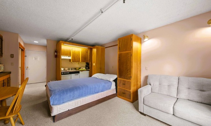 Stoneham Cabina | Mountain Lodge Vibes | Studio Stay Near Hiking & Lakes