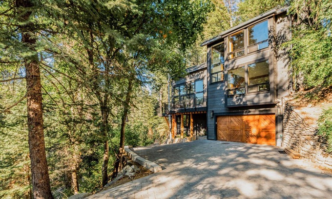 Sundance Cabina | Mountain Modern on Balsam: moderno, limpio, cómodo, bañera de hidromasaje, privado, arbolado