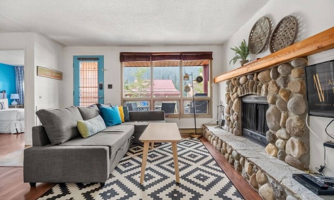East Kootenay Apartamento | Mountain Mural | Hot Tub | Pools | Ski-In/Ski-Out