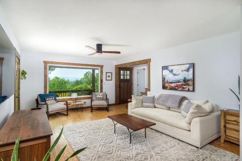 Weaverville Casa | Mountain Over Main Street 5 Min. to Downtown Weaverville, Fire Pit & Views!
