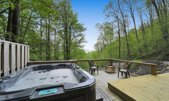 Waynesville Cabina | Mountain Retreat-Authentic Log Cabin with a Jacuzzi and FirePit