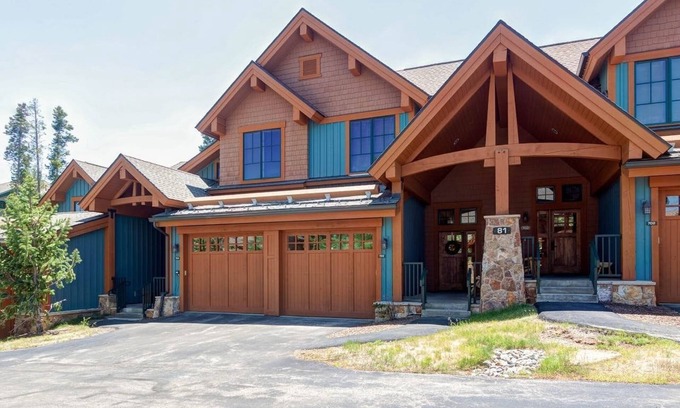 Christie Heights Casa | Mountain Thunder Condo- 7 Minute Walk to Main Street with Hot Tub, Pool & Sauna