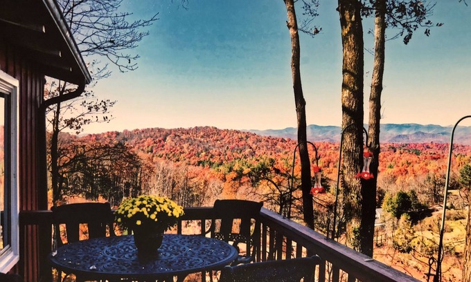 Brevard Cabina | Cabaña en la cima de la montaña con vistas a la montaña de largo alcance, cerca de Brevard - ¡Noche gratis!