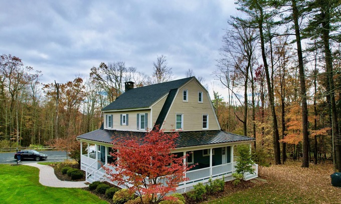 Ellenville Otro | Mountain Top Farmhouse near Minnewaska: Hot Tub, Fireplace & Fire Pit