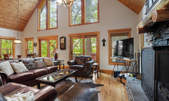 Wildwood Mountain Cabina | Mountain Treehouse | Wood Burning Fireplace and Hot Tub