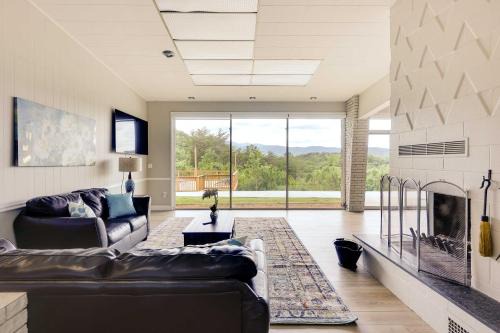 Copperhill Casa | Mountain View and Fire Pit Modern Copperhill Home