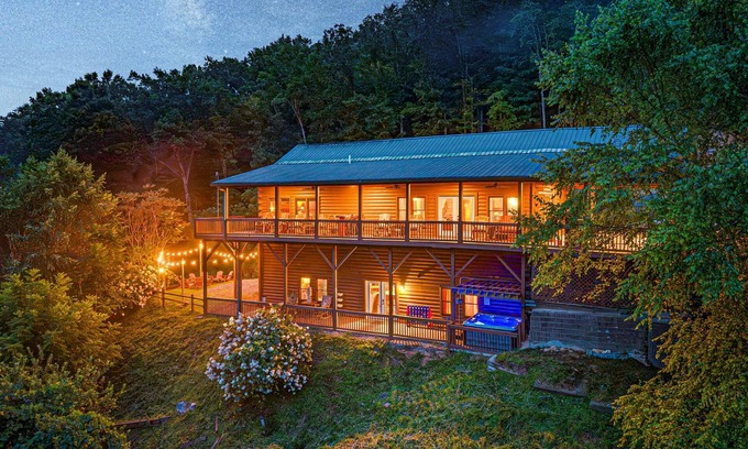 Whittier Cabina | Mountain View Cabin | Hot Tub & Coffee Bar