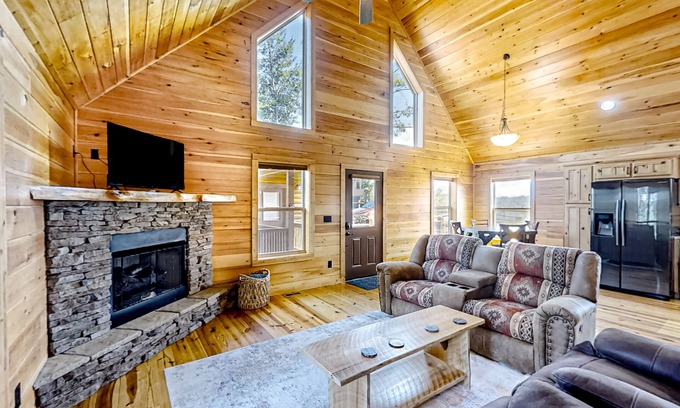 Murphy Cabina | Mountain-view cabin with screened deck, dog-friendly yard, firepit & fireplace
