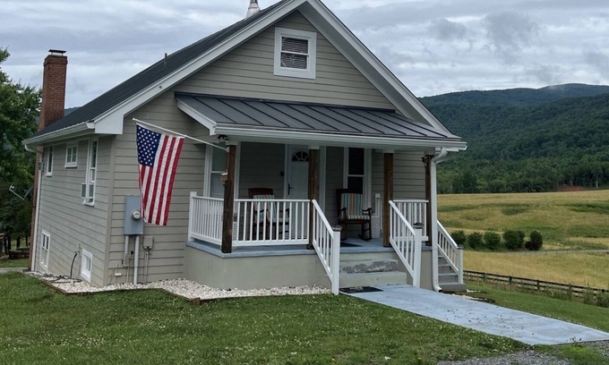 Stanardsville Casa | Mountain View Farmhouse