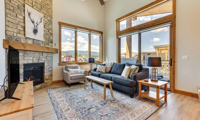 Fraser Condominio | Mountain-View Fraser Condo w/ Balcony + Hot Tub!