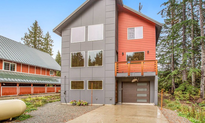 Hyak Casa | Mountain view home near lifts with fireplace, washer/dryer, balcony & jetted tub