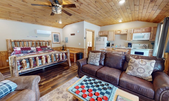 Sabinsville Complejo | Mountain View, Pine Creek, PA Grand Canyon Suite 7 at Rough Cut Lodge
