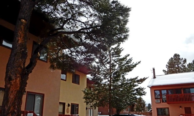 Pagosa Springs Condominio | Vistas a la montaña, a 30 minutos de Wolf Creek, cerca de restaurantes, pubs y tiendas.
