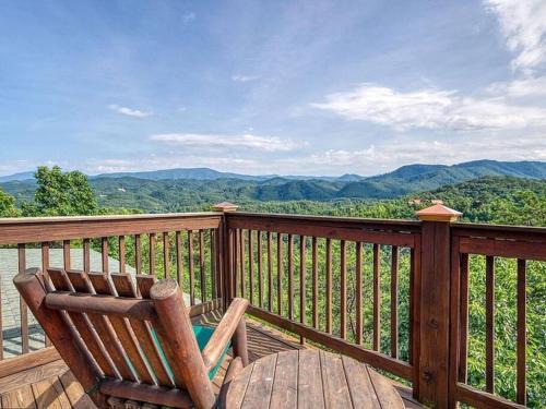 Gatlinburg - Pigeon Forge Casa | Mountain Views-Hottub-Parking-WiFi-Parking-BBQ