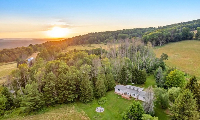 Union Dale Casa | Mountain Views, Private Pond, Mins 2 Elk Mountain