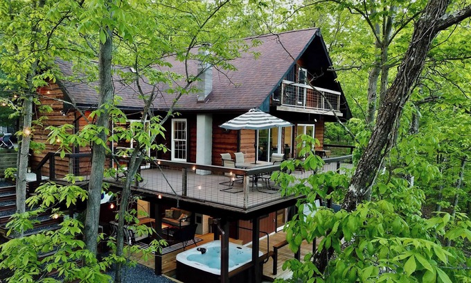 East Stroudsburg Chalet De Esquí | Mountain Views Hot Tub Sauna Firepit EV Charger Seclusion