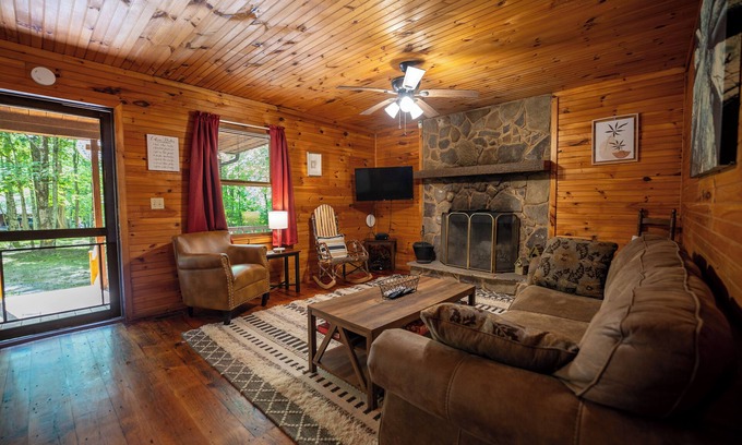 Hico Cabina | Mountaineer Cabin 4 - Hot Tub & Fireplace close to New River Gorge National Park