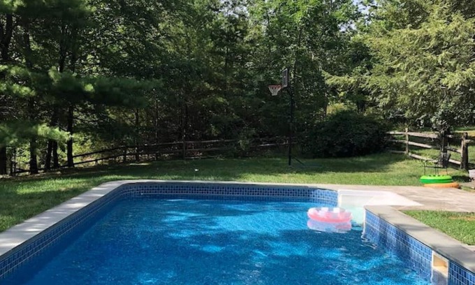 Woodstock Casa | Mountainside home, with pool , deck & 3mins to Woodstock