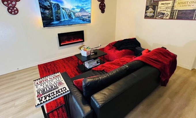 Central Sacramento Apartamento | Movie Lover’s Themed Home! Queen suite + Snacks Included + HUGE TV!