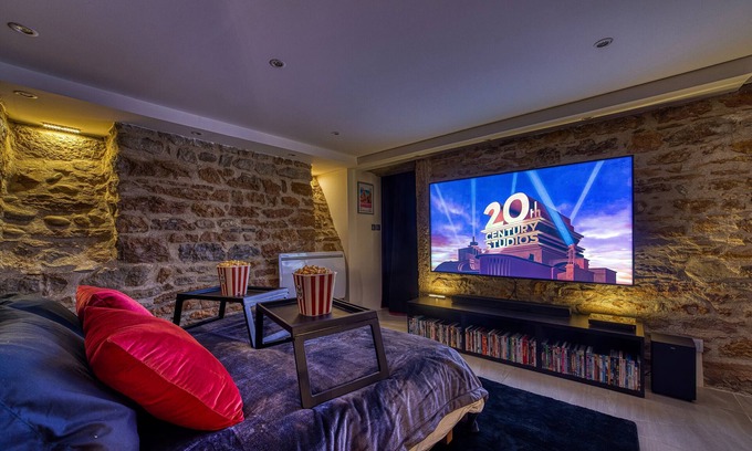 Griffon - Royale Apartamento | Movie Room – Immersion unique et atmosphère cosy assurée