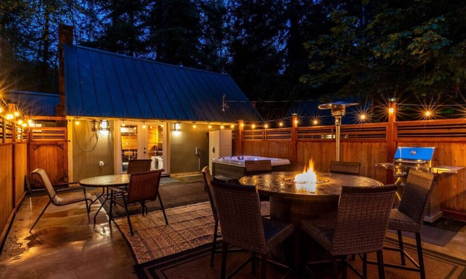 Paradise Estates Cabina | Mt Rainier Cottage, Large Patio, Hot Tub, Firepit!